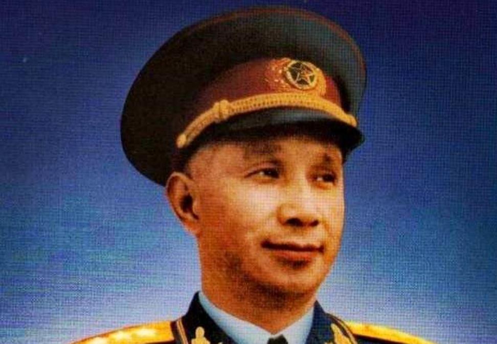 1942年紧急密报！一伪军师长送粟裕两包香烟，粟裕带着疑惑拆开一看，当场下令全军