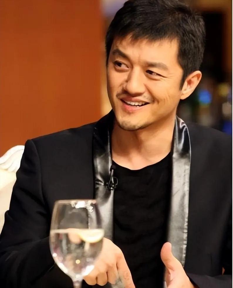 对于名人来说，直播间是个这样的地方：无论你前半生多么失败，它都能给你兜底。
不管