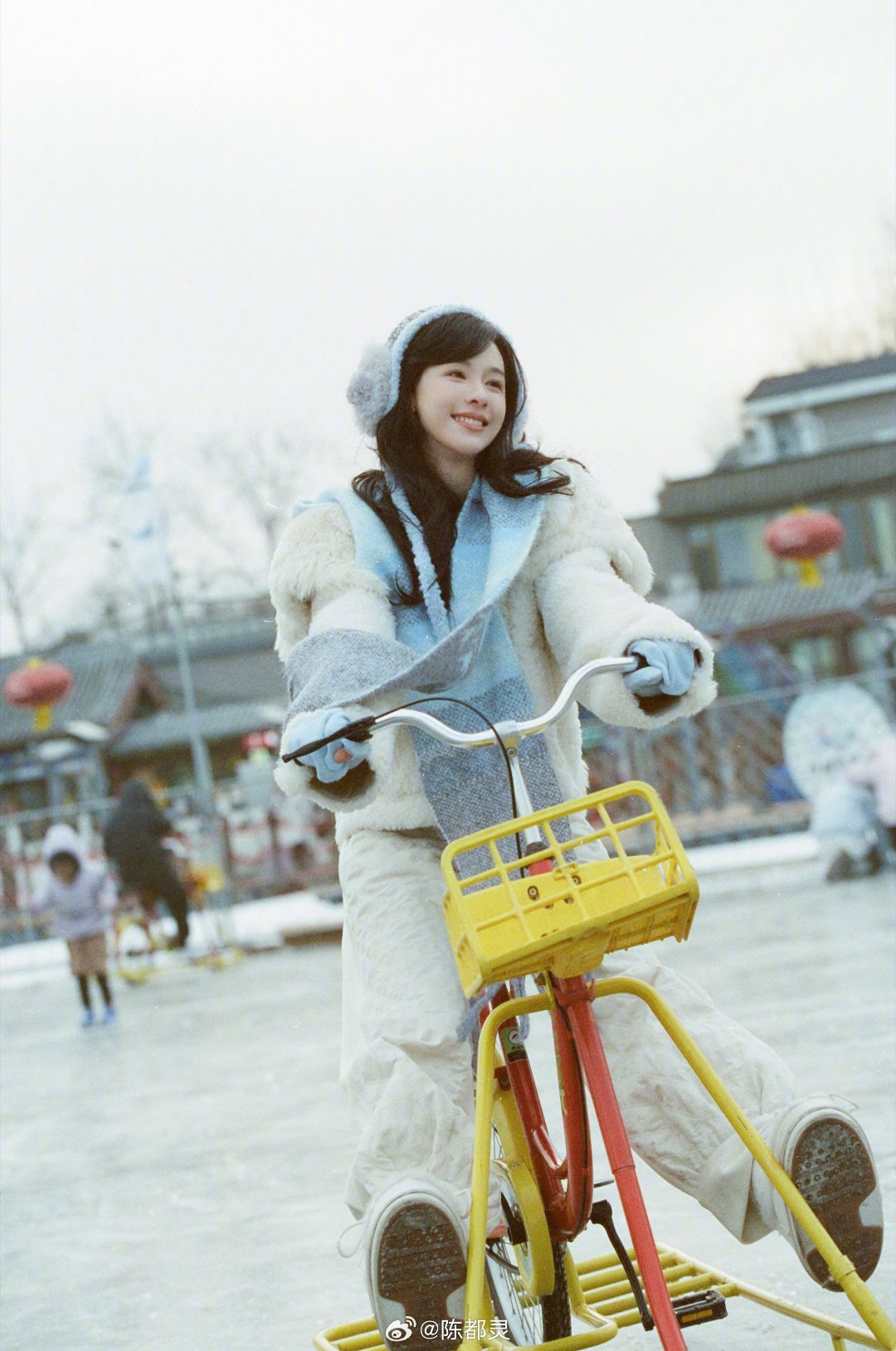 陈都灵 算姐姐没用 谁懂这句话的杀伤力！粉丝问“不再依赖你算长大吗”，她轻飘飘回