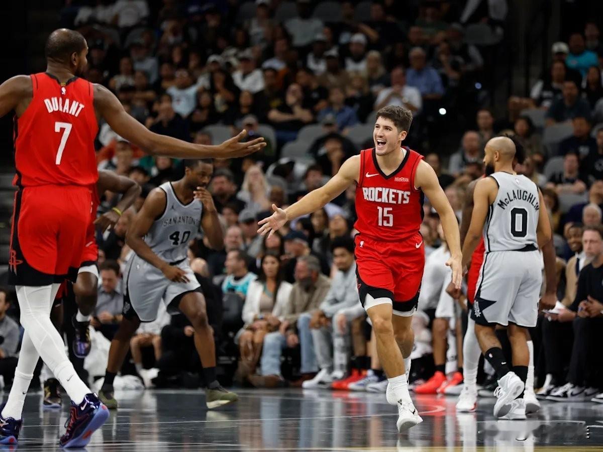 谢泼德之所以现在这么热，是因为在他身上同时有不错的基本功超高的球商，同时本赛季对