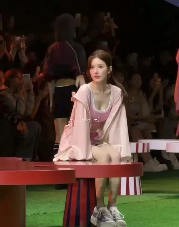 啊啊啊啊 和露思同台看秀啦！！！
露思的粉丝宝宝都好善良～时装周真不错浪漫生活的