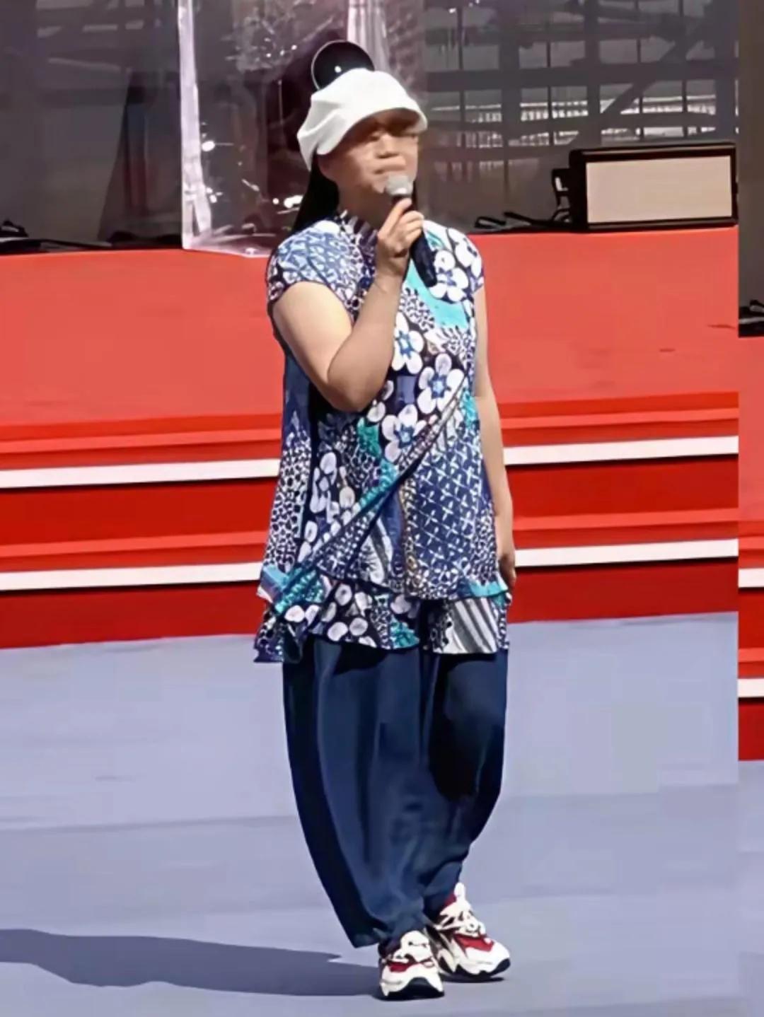 实事求是的讲，台上的张也和台下的她差距有点大！

众所周知，张也的音质甜润温馨，