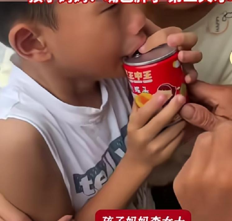 孩子吸黄桃罐头，嘴唇反被吸住，女子说她们在外边，
孩子想吃黄桃罐头，
结果打开的