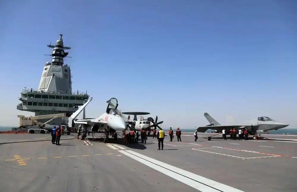 福建舰全甲板出击！歼-35电磁弹射成功，中国航母战力跻身全球顶尖
 
福建舰的电