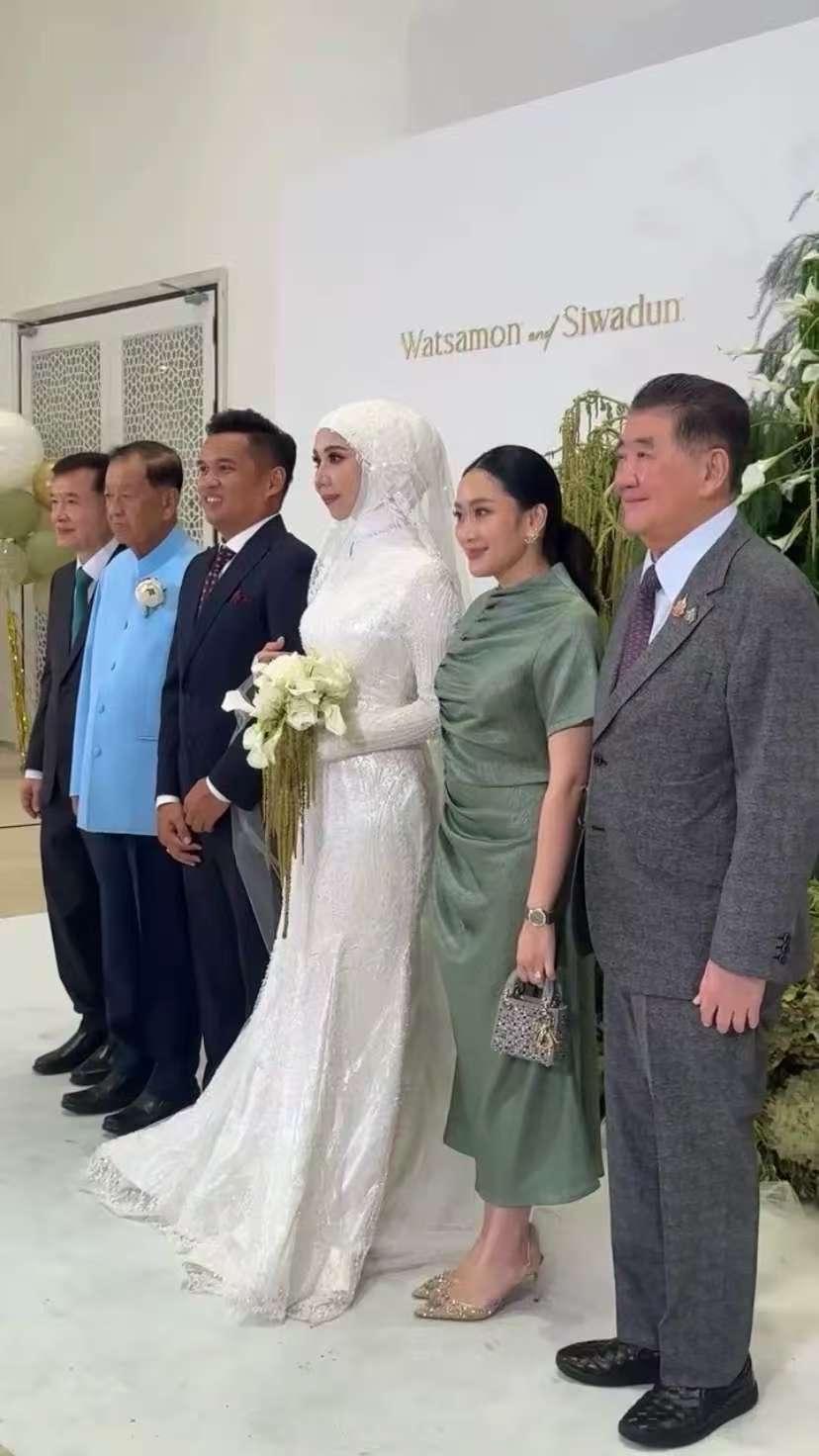 佩通坦参加婚礼，太漂亮了。

佩通坦虽然被解除总理职位，但她的关注度不亚于现任总