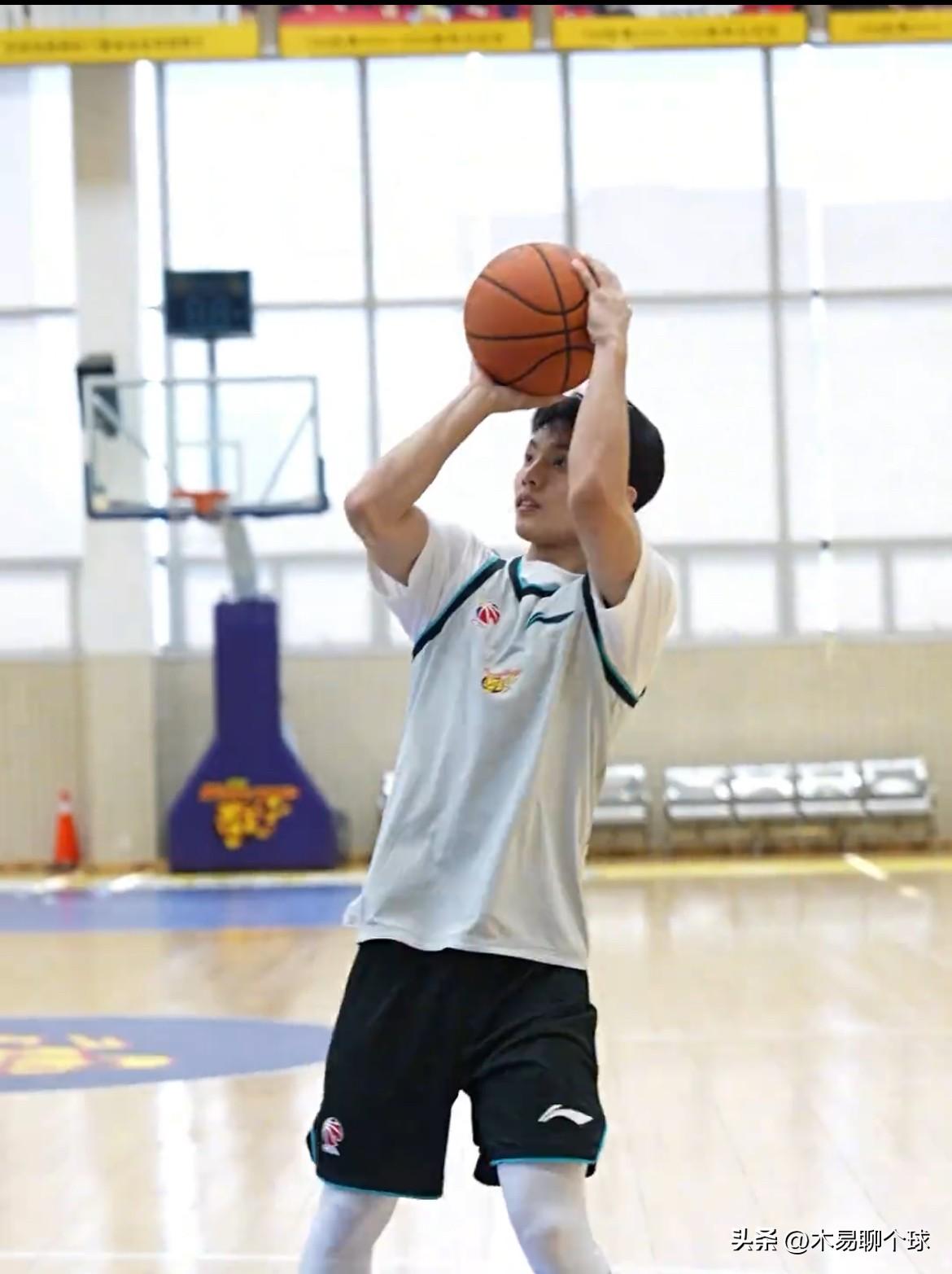 广东宏远男篮最新消息；
10月2日，广东宏远男篮在社媒上发布最新训练视频，视频中