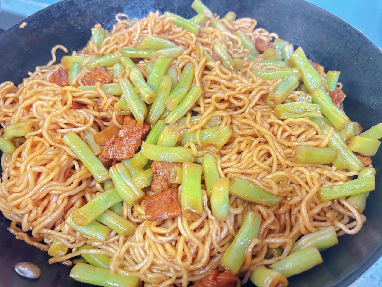 12块钱做一锅豆角焖面，足够一家五口吃了！

7块钱的猪肉、2块钱的豆角、3块钱