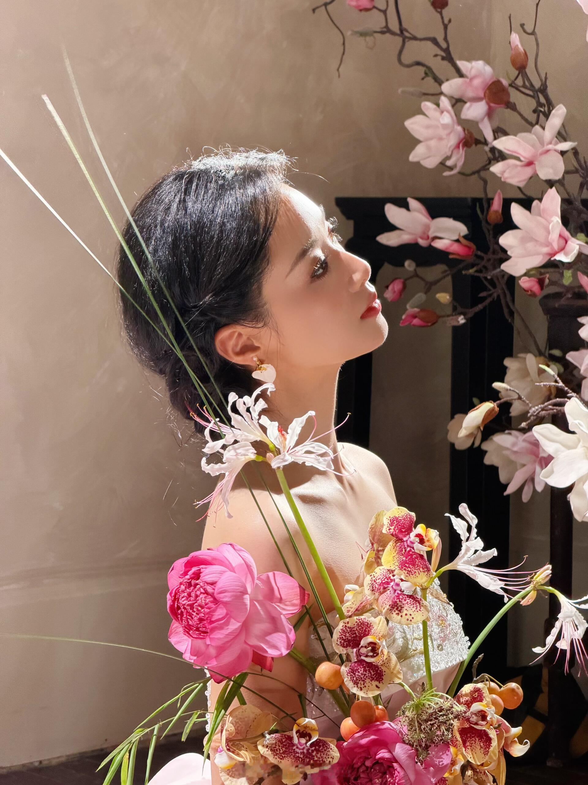 王小亿粉瓷美人王小亿哪里来的古风女子 脖子细长撑起领口盘扣，手指白皙轻握团扇。她