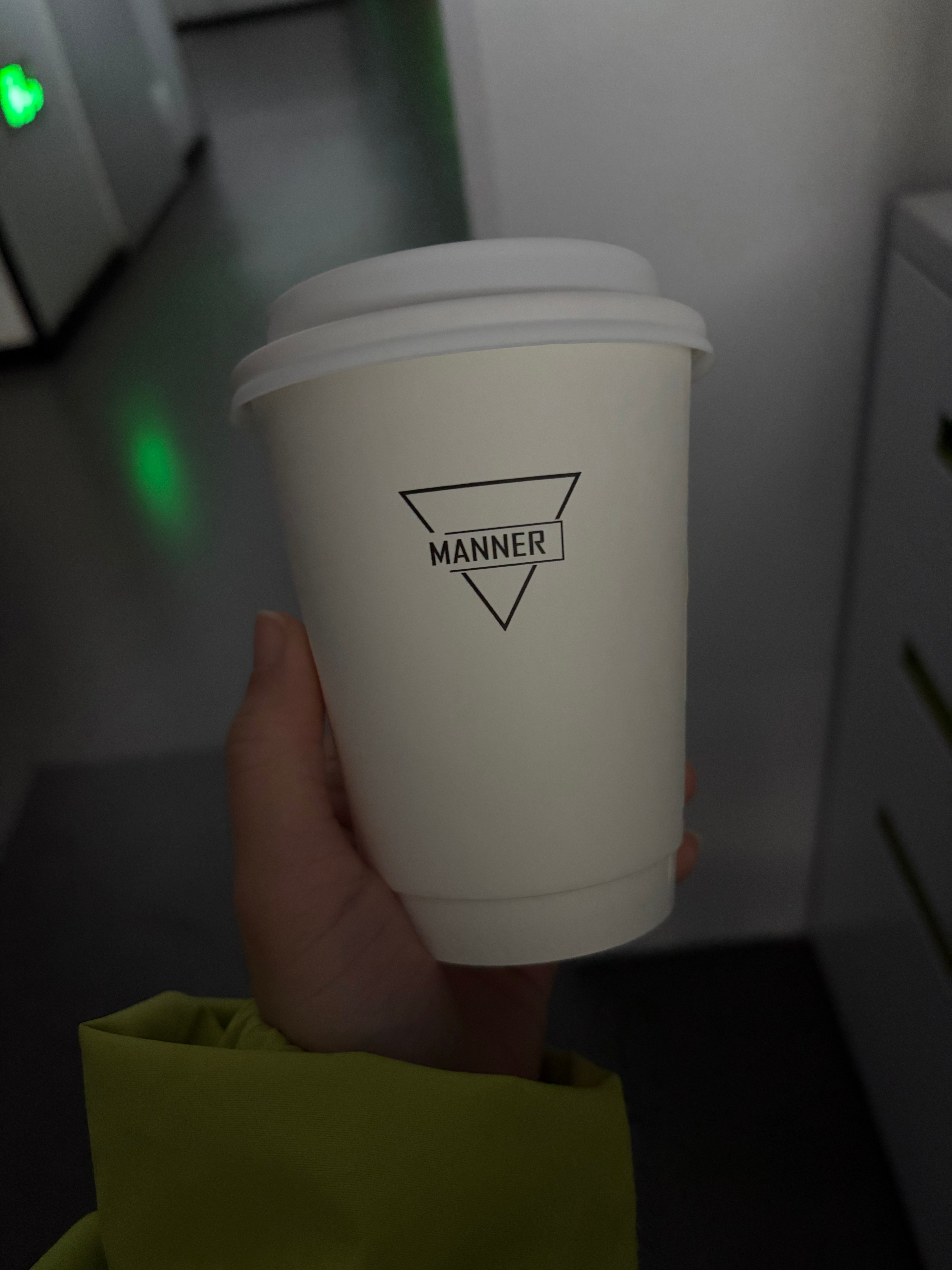 拿铁一点也不提神！想着中午不去吃饭了，喝杯拿铁顶肚结果好家伙咖啡八点喝的，人12