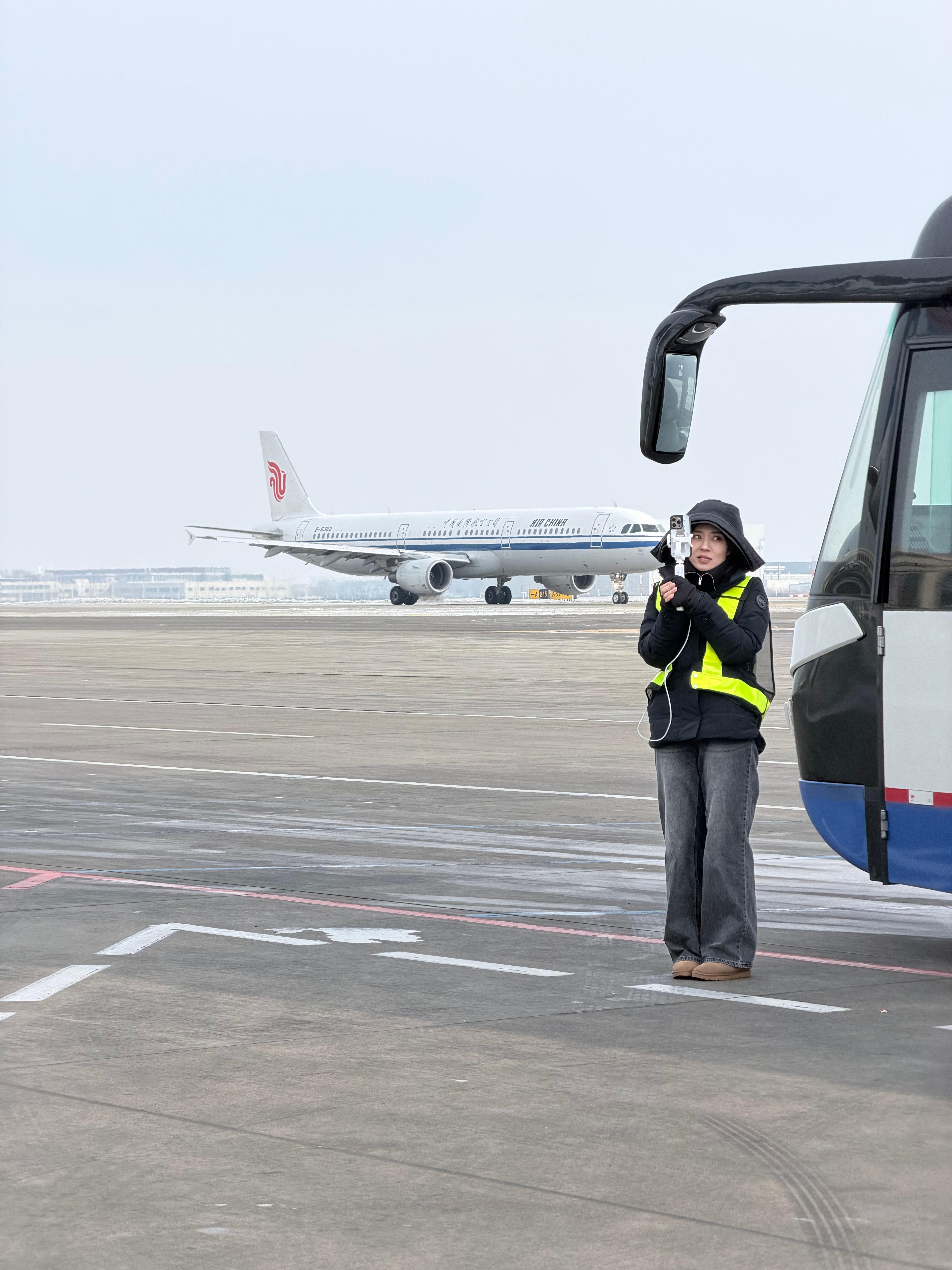 看到一个小姐姐在机场瑟瑟发抖地直播拍的是南航的飞机，这是直播卖机票吗 