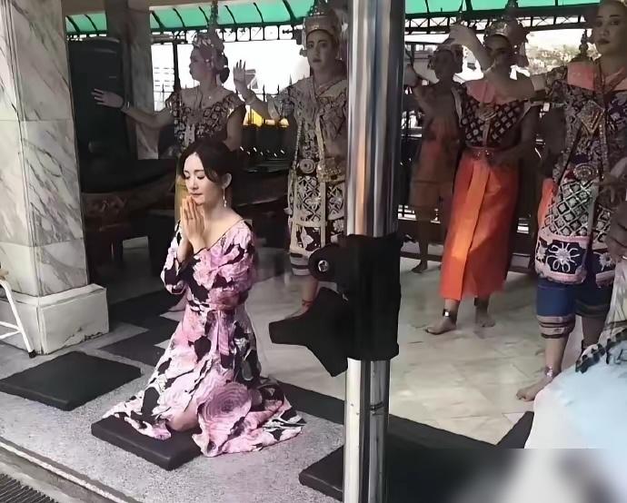 身家过亿，粉丝破亿，老公是LIVE王。谢娜跪在四面佛前，你以为她在求更多？
我