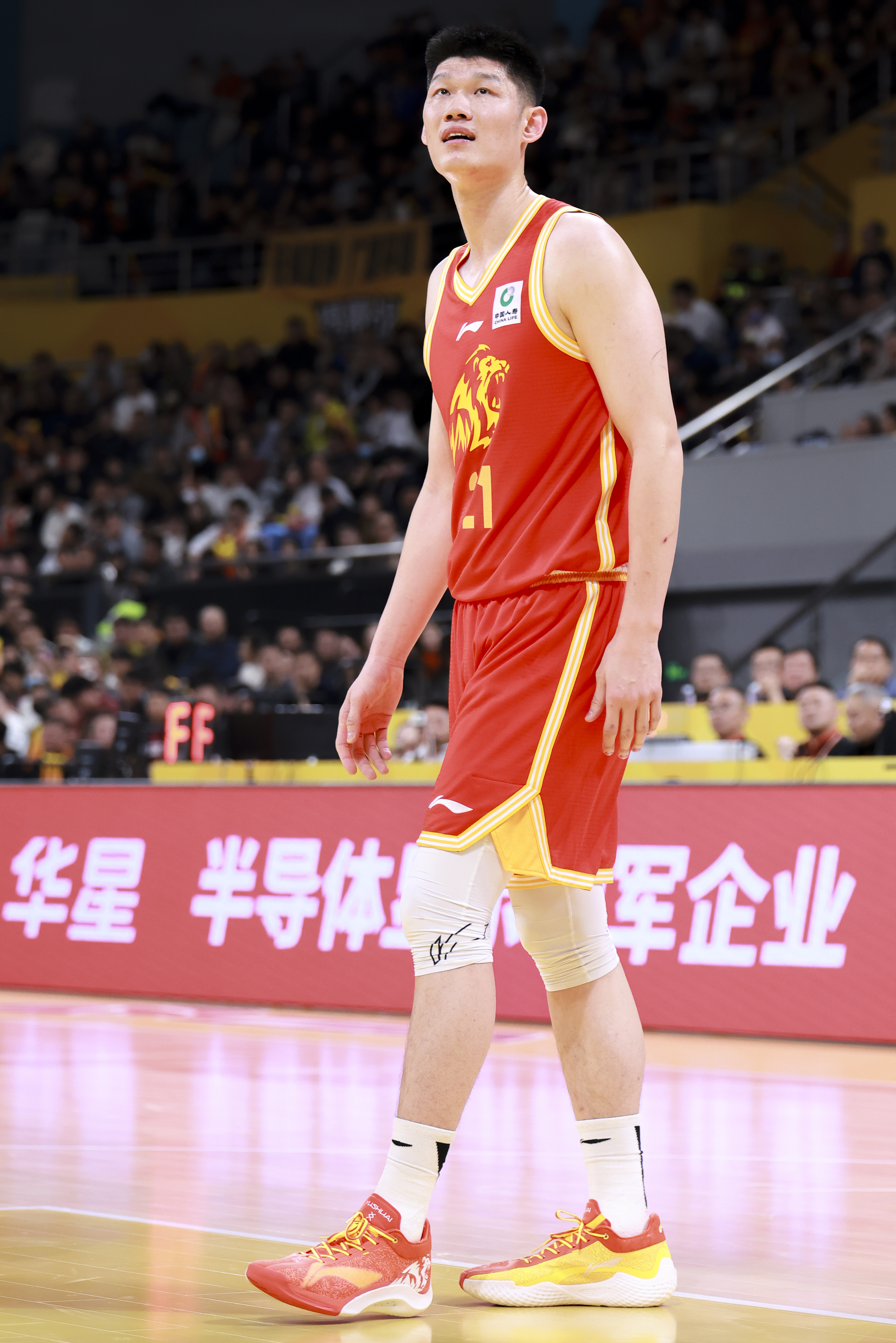 CBA开赛日 落场球鞋 广厦队球员上脚了专属的冠军配色驭帅20.  韦德之道12