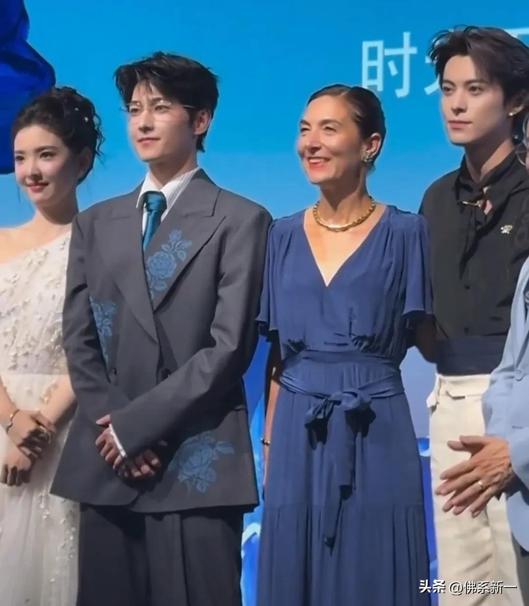 妈呀，杨洋完全“中男”最佳赏味期啊！带上眼镜的他直接禁欲老公感拉满了[爱慕]
8