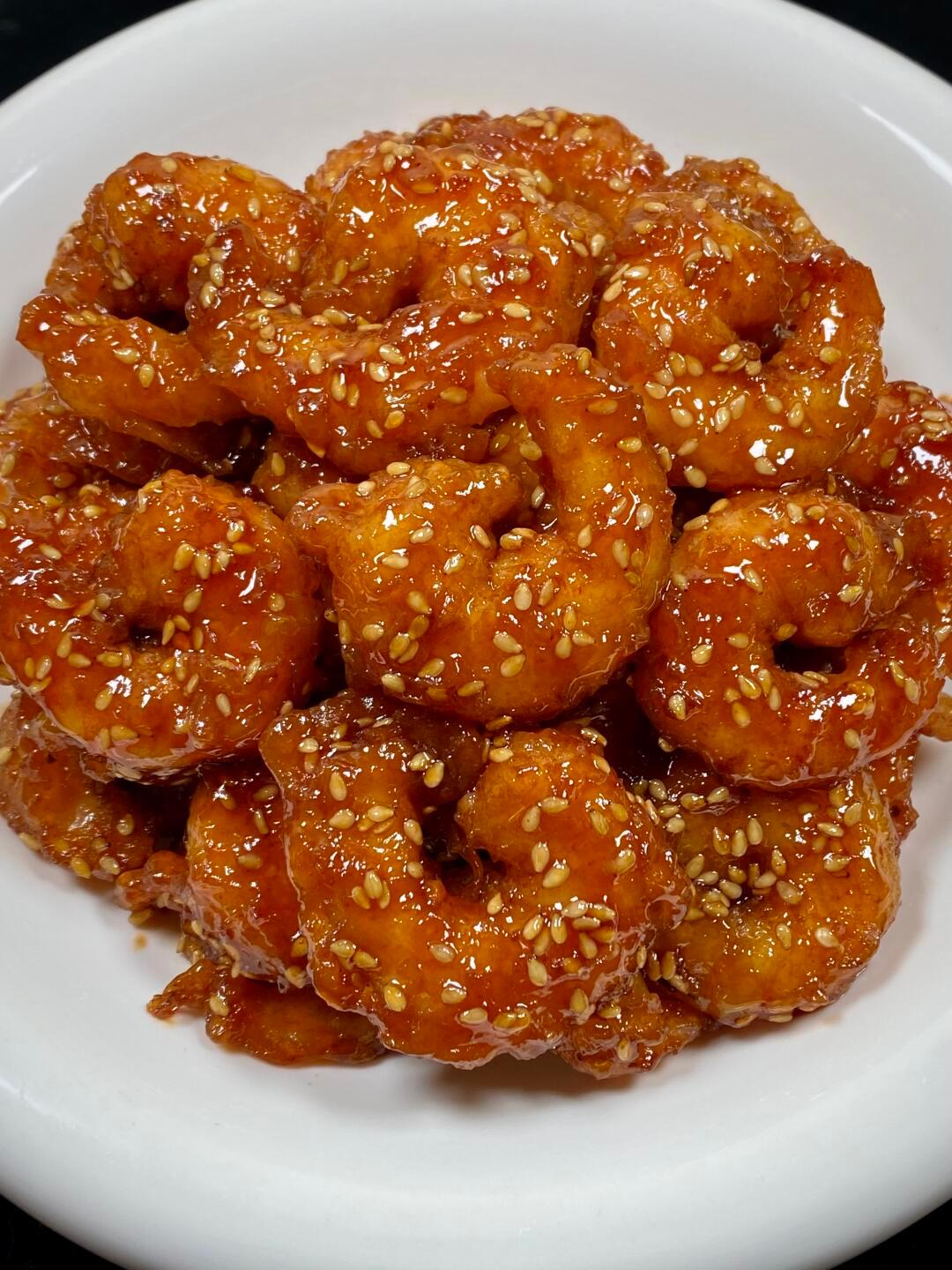今天分享的是糖醋虾仁🍤，巨好吃😋外酥里嫩的虾仁+酸甜开胃的糖醋汁，一口咬下去