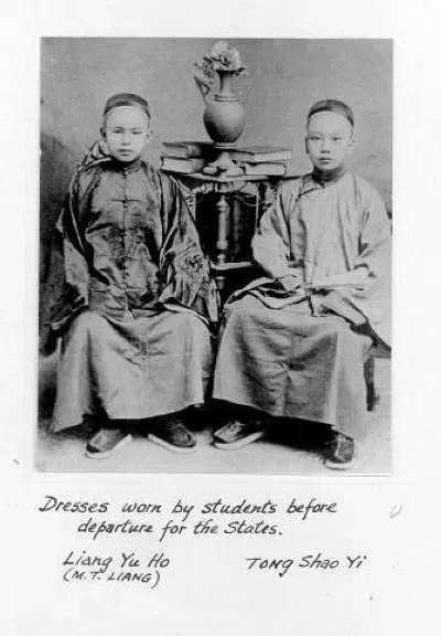 1874年，照片中穿着马褂、戴着小帽两人，左为梁如浩，右为唐绍仪。两人均为广东香