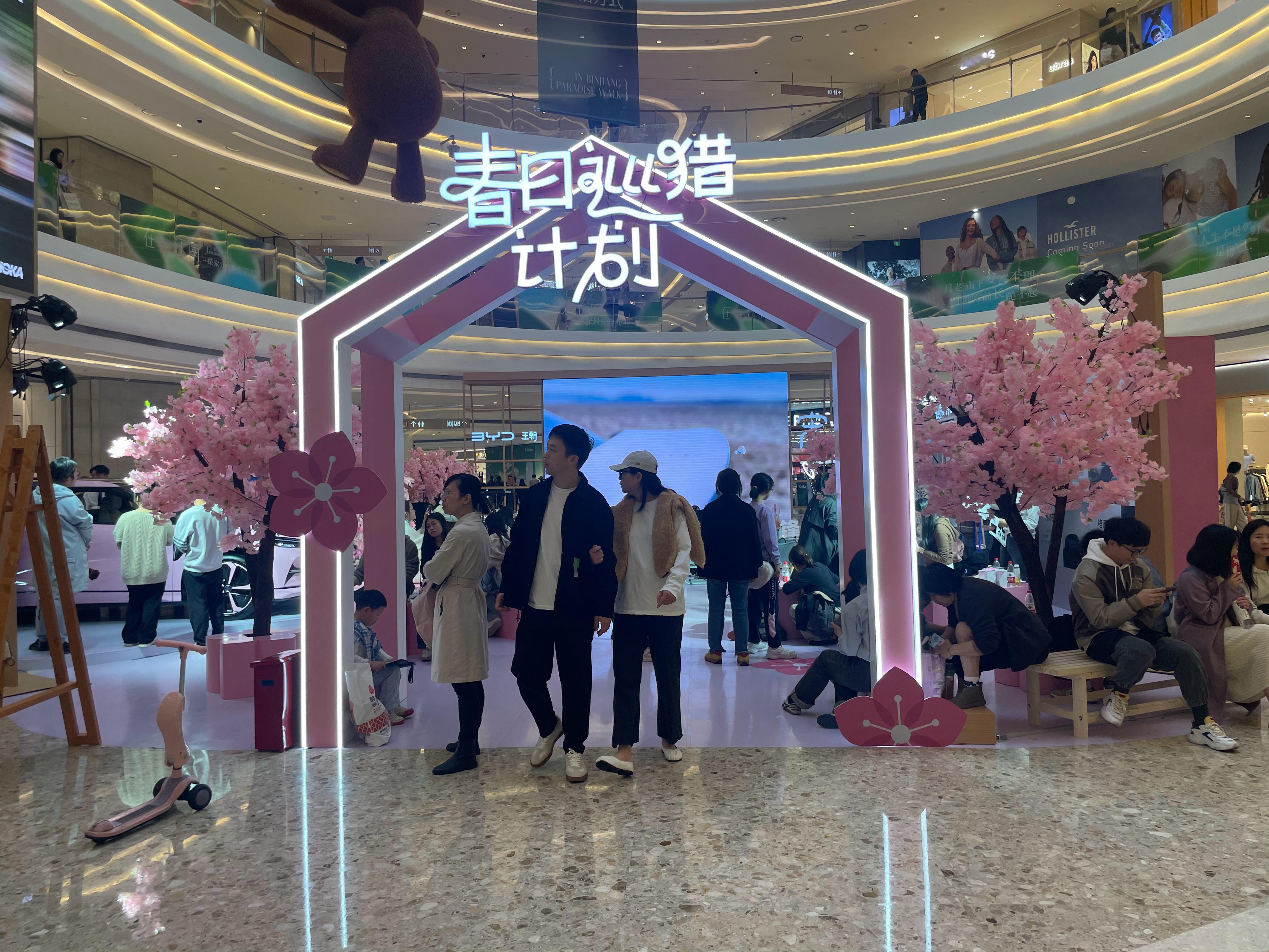 打卡杭州宋L活动，这个粉色实在太惊艳了，老夫的少女心都快化了，最美的颜色配上比亚