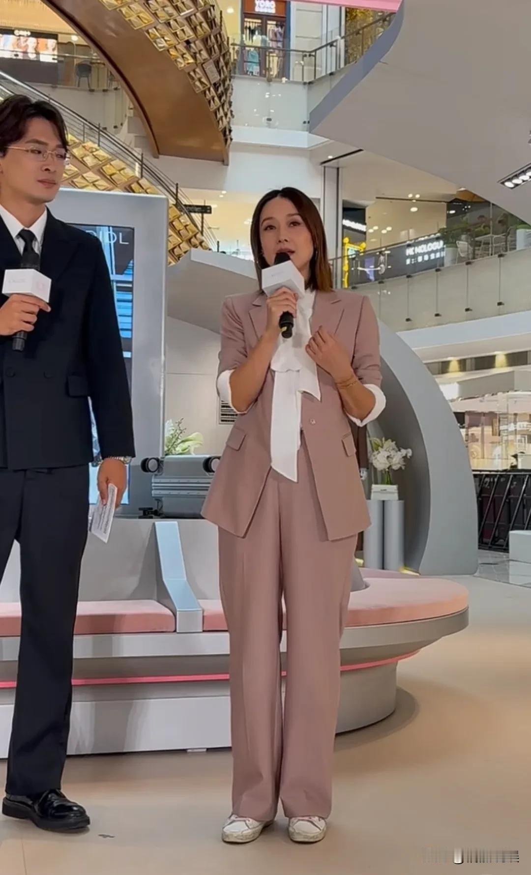 马伊琍现身上海出席活动，49岁的她，穿着一身藕色西装，个子还挺高，身材苗条，秀发