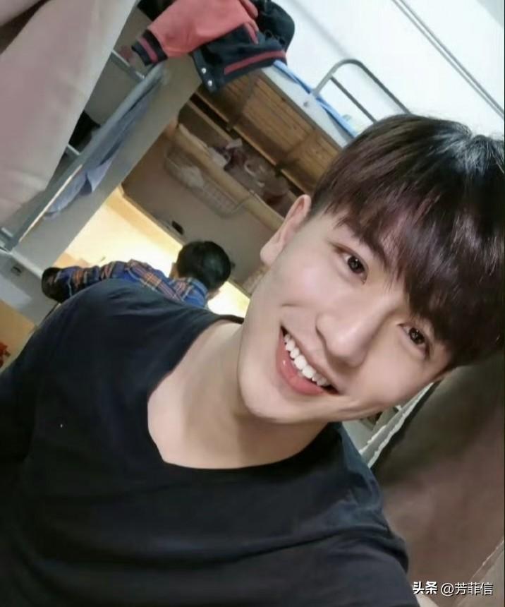 能理解张凌赫减肥后笑起来有褶子，不理解为什么面相也跟着变了……
关于张凌赫做大表