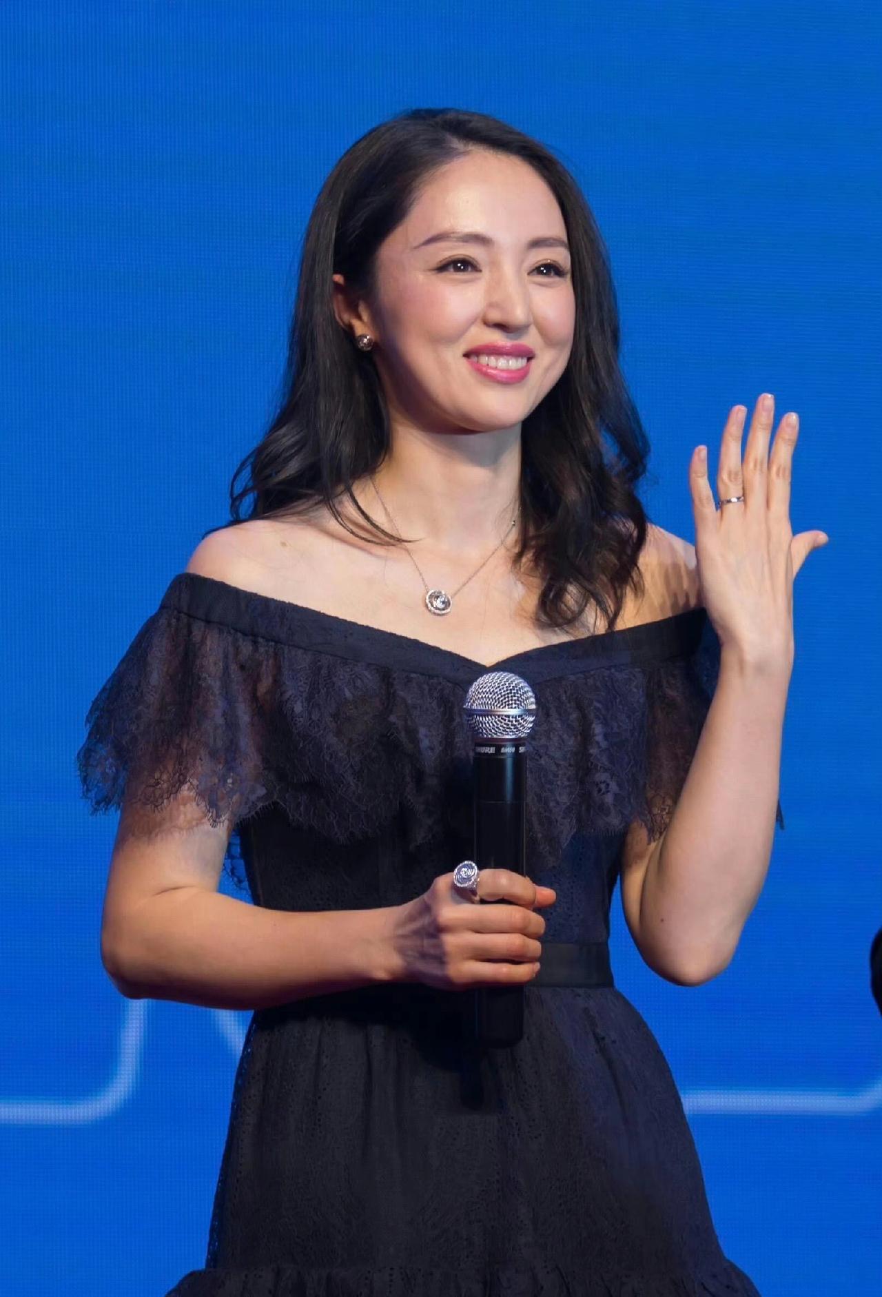 董璇跟着张维伊去大同办婚礼，大同是张维伊老家，董璇属于人生地不熟，结果到大同，婚
