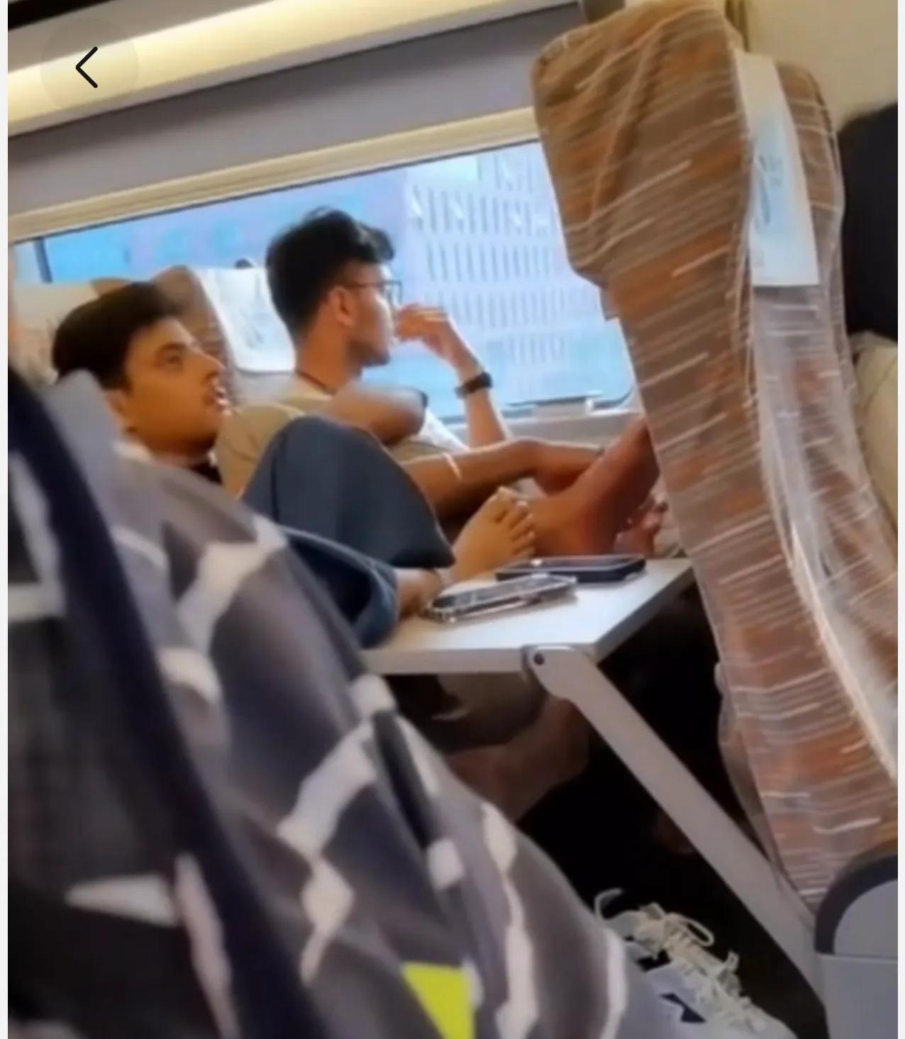这些印度人是谁给的签证？怎么放进来的？
印度人坐高铁把脚举到小桌板上，
在公共场