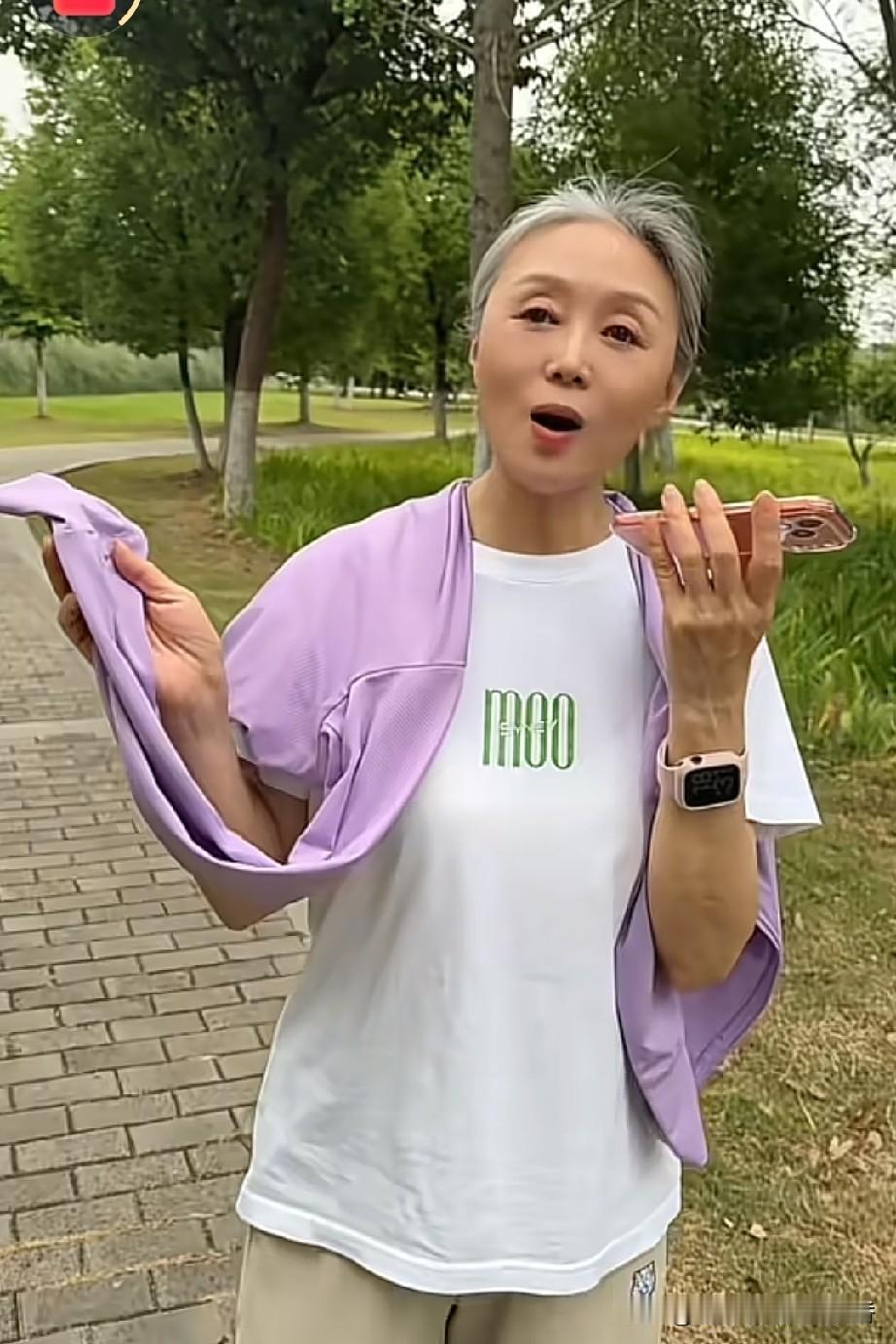 一大早起来，黄梅名家吴琼拿着手机，在公园里练嗓，她唱的是京剧《锁麟囊》，不带假发