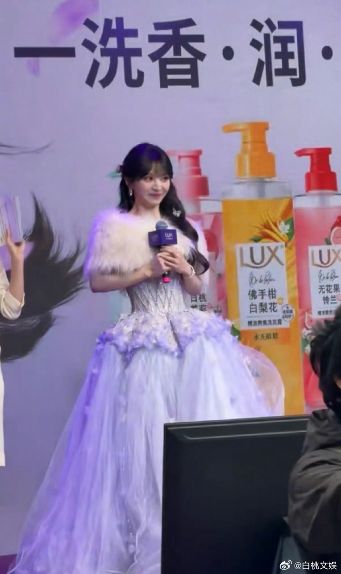 田曦薇紫色毛领纱裙田曦薇毛领披肩纱裙 紫色毛领纱裙上身，田曦薇今天就是春日小仙女