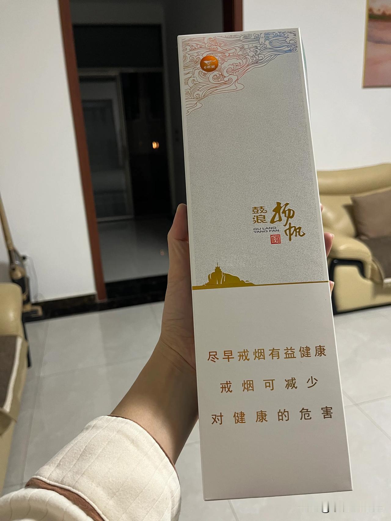 昨天我弟接我侄女他们回来，还拿回来点伴手礼

我弟媳妇给我奶奶买了条烟，还有一小