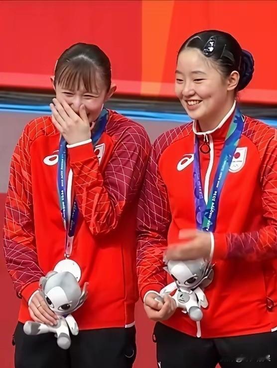 偷笑门？
亚运会女双决赛，日本组合早田希娜/张本美和打不过中国选手王曼昱/蒯曼，