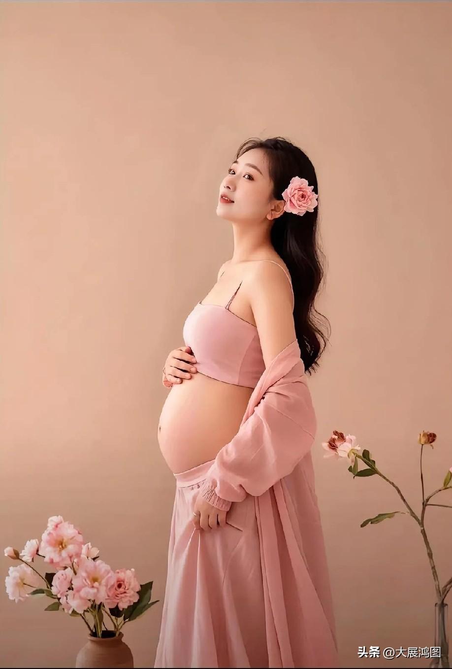 温柔孕妈与粉色花束的完美搭配。