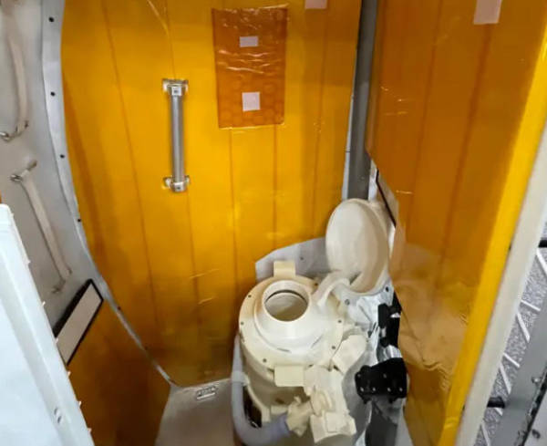 飞向月球48小时美国厕所先撑不住了【出发第四天，“阿耳忒弥斯2号”宇航员又忙着修