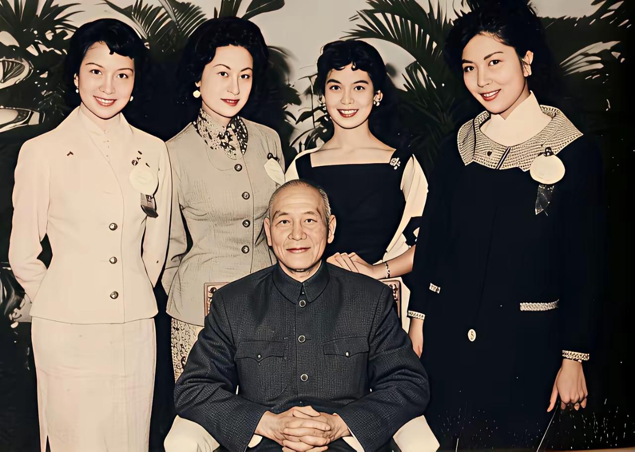 1954年，蒋介石在台湾士林官邸接见尤敏、周曼华、李丽华、欧阳莎菲四位电影明星。