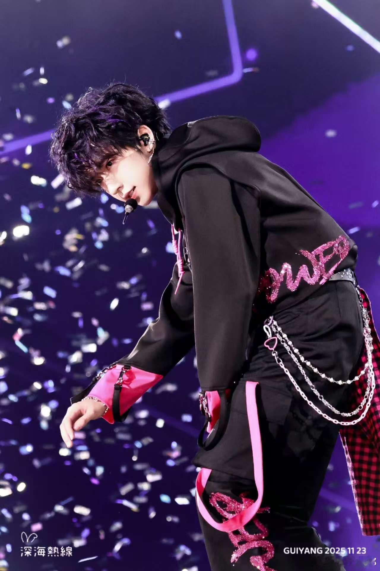 贺峻霖星光大赏主持彩排 持证主持的底气！贺峻霖彩排状态在线，毛领棉服暖乎乎，却有