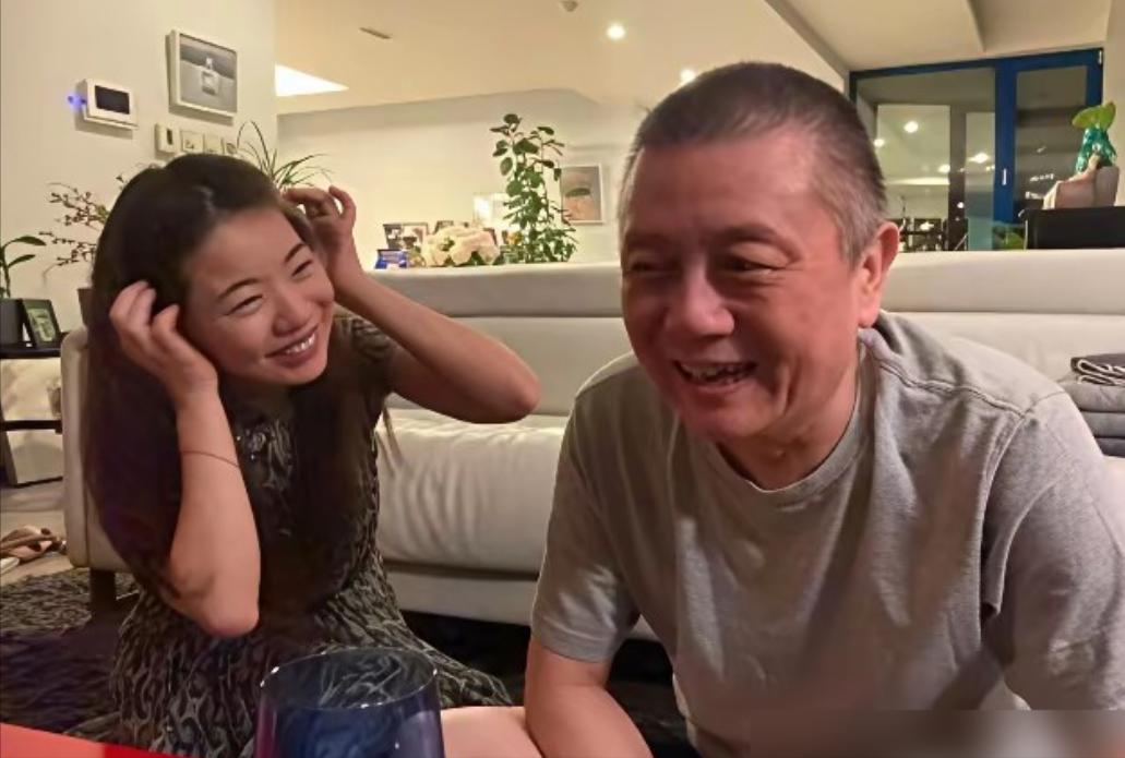 王朔女儿难得来探望他，离开时留下一句“别死在屋里，影响房价”。面对这句直白的叮嘱