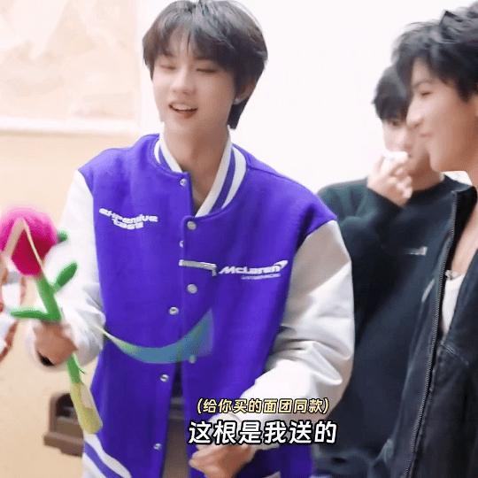 徐明浩被张子墨整没招了忘了张子墨的比格型人格？让他选表情，徐明浩这下没招了。 ​