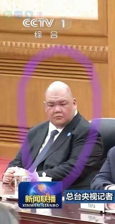 上联：身穿洋装闯京城，削尖脑袋好冲锋。请对下联……。

要求：应人、应景、或应事