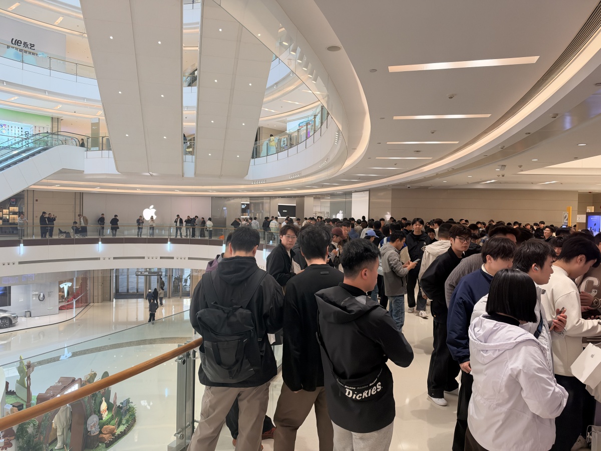 iPhone Duo 开售首日，平顶山收购商带100万现金来郑州收购新机，黄牛现场开价售卖，256G