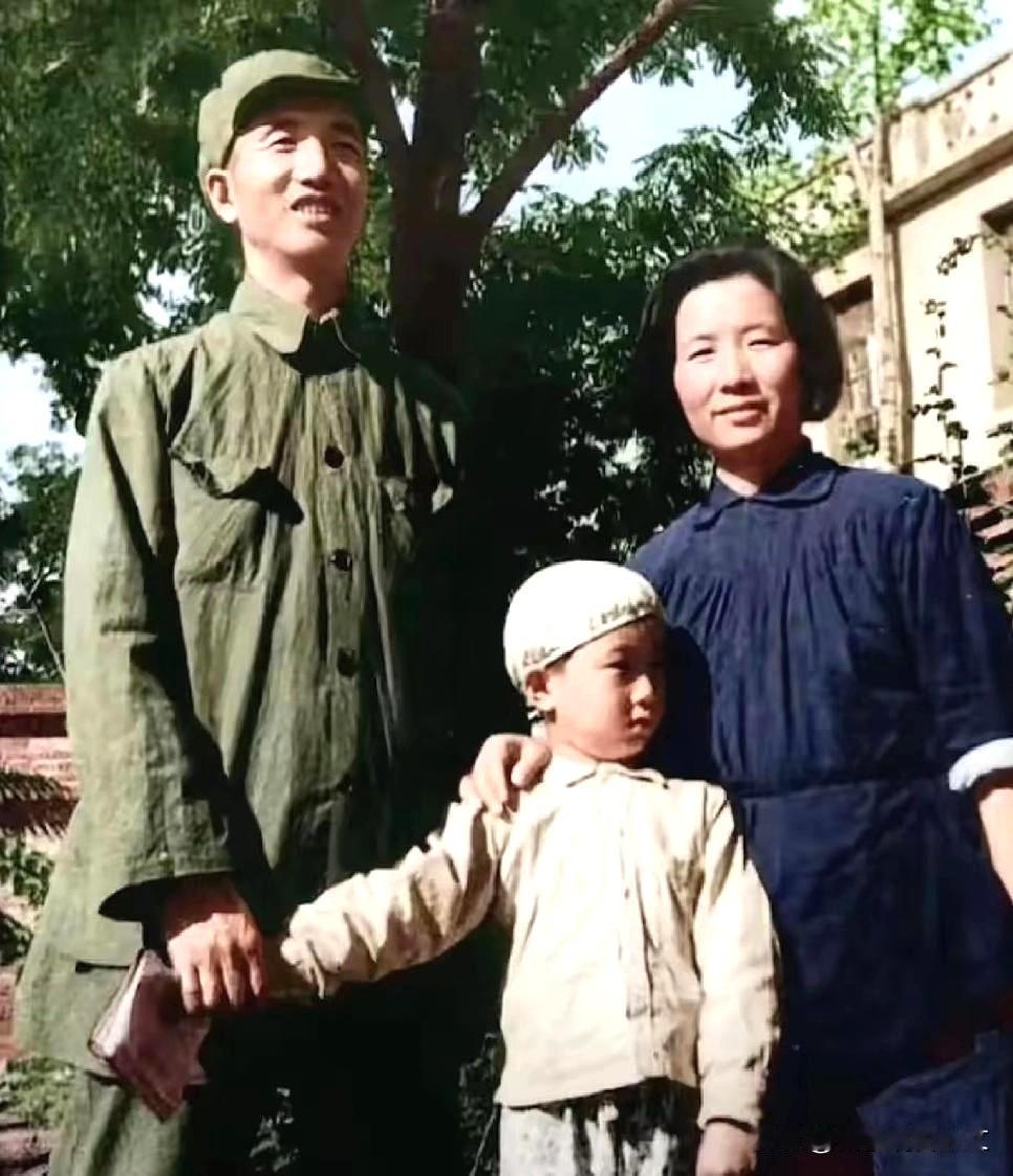 历史时光
这张1949年的老照片，定格了徐向前将军难得的温馨时光。太原战役硝烟未