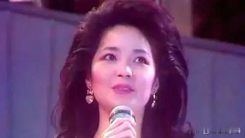 邓丽君是20世纪华语乐坛的传奇歌后，曾入选美国《时代周刊》世界七大女歌星。她虽然