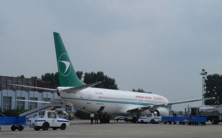 下句：屋后机场通八方。