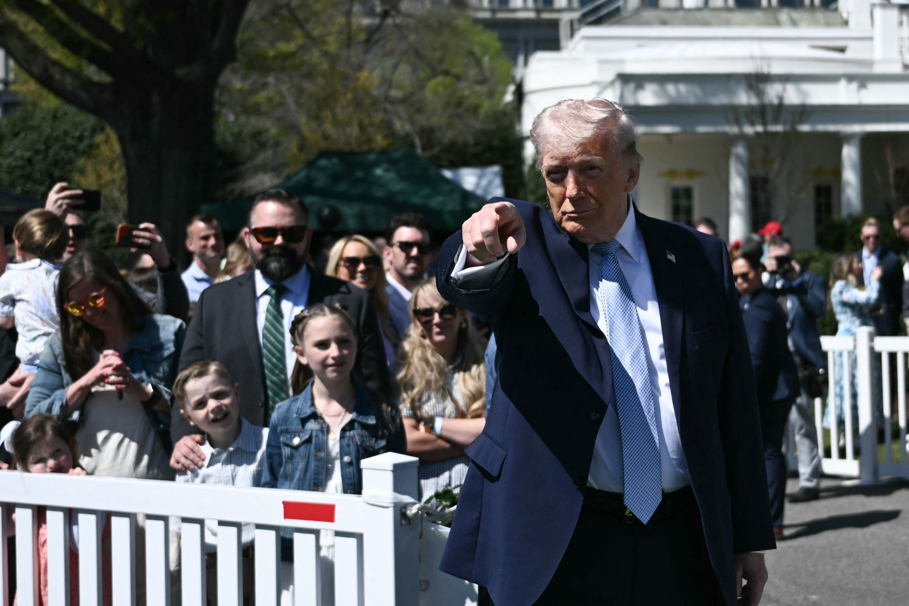 【#特朗普回应打击伊朗可能构成战争罪#】#特朗普称不担心获战争罪# 据法新社4月