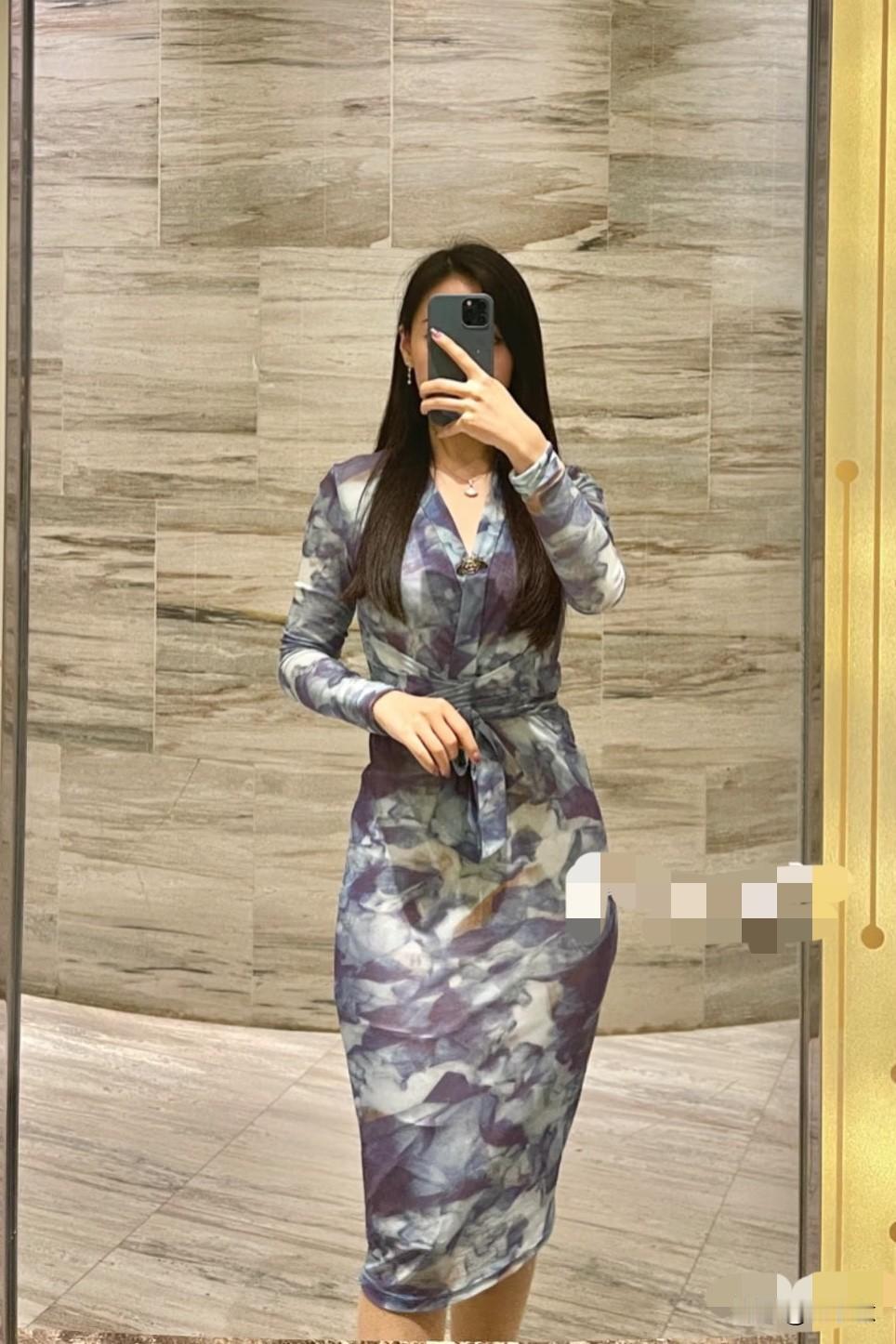 公司年会穿的连衣裙👗
最爱长款连衣裙
修身又气质
公司年会穿的一直忘记发了嘿嘿