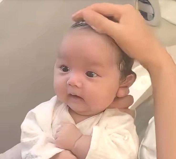 刚刚刷到汪小菲三胎儿子的满月照片。小宝宝眼睛又大又圆，脸蛋肉嘟嘟的，看着特别招人