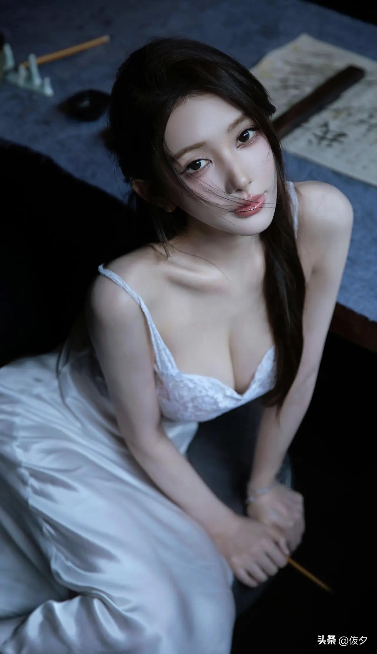 美女壁纸～幽室微光漫过素白裙裾，案头笔墨书卷铺展中式雅意。抬眼时眸光柔婉动人，落