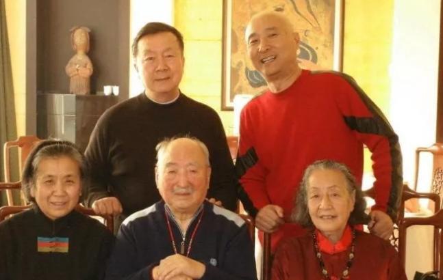 戏里，他是逼死喜儿的恶霸黄世仁；戏外，他提着两瓶酒跪在"喜儿"家门口，求她收留自