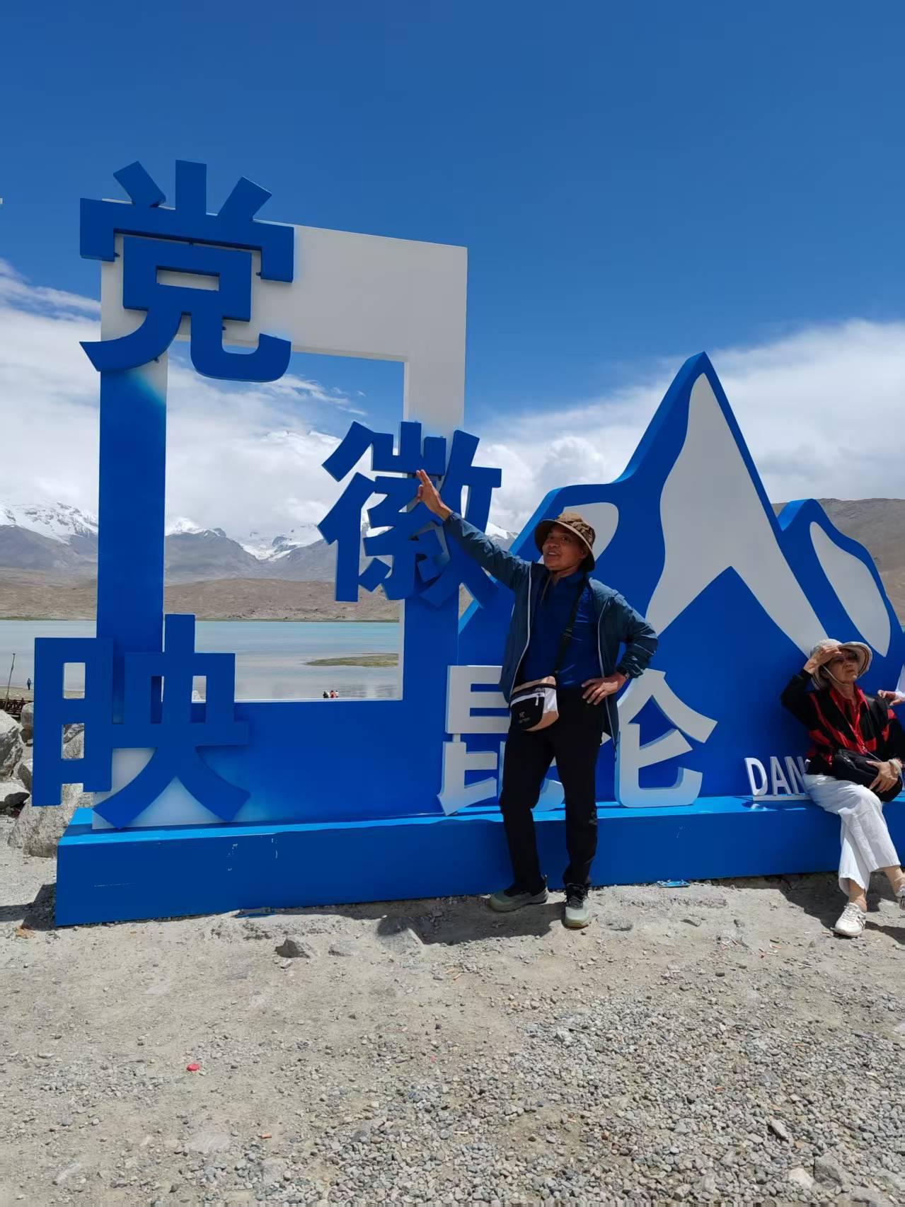 喀拉库勒湖，一汪变色湖水，映照巍峨慕士塔格，定格帕米尔之美。