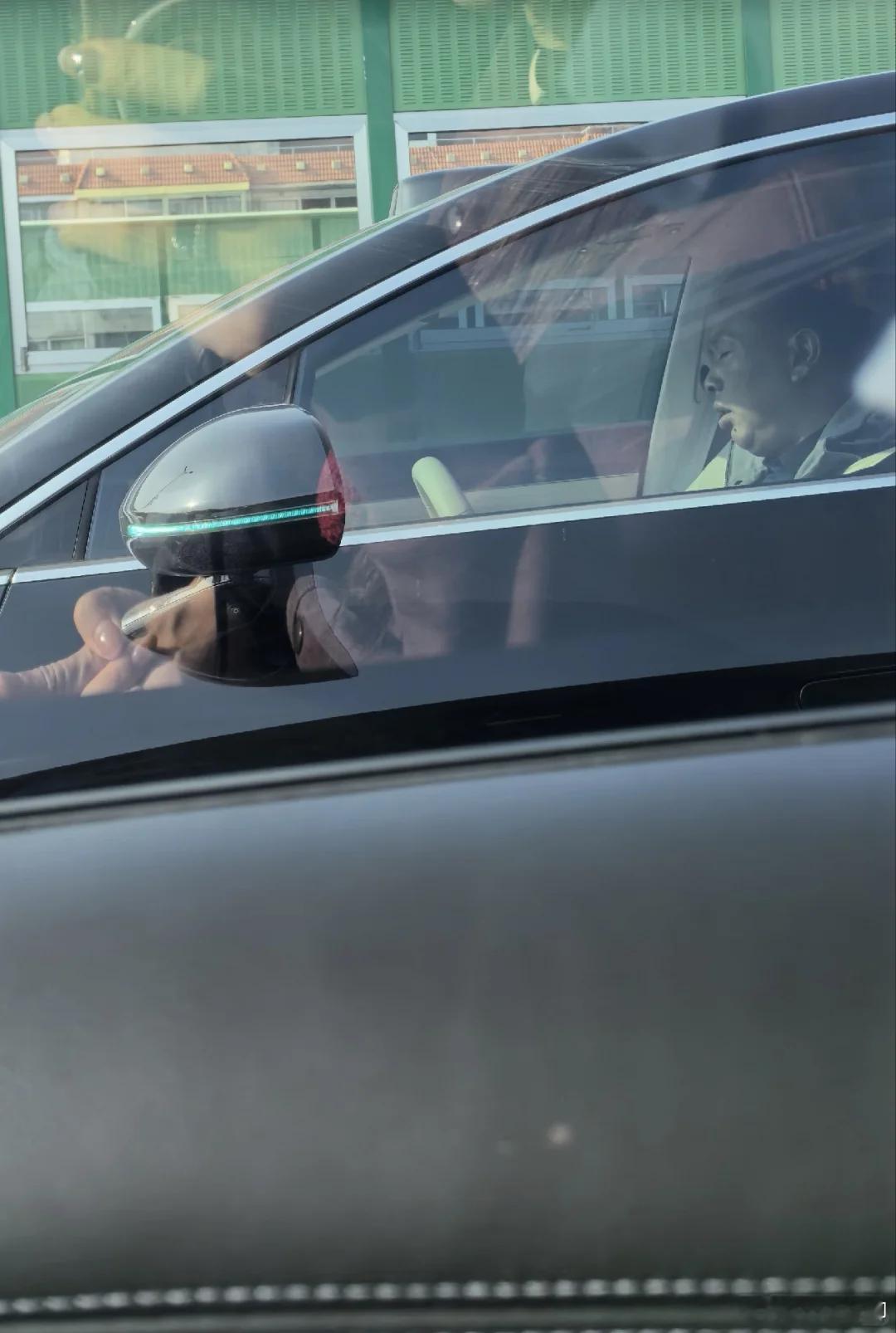 基本上试驾过所有高阶智驾的车，复杂路段都是全神贯注地当个监工。而有些消费者盲目信