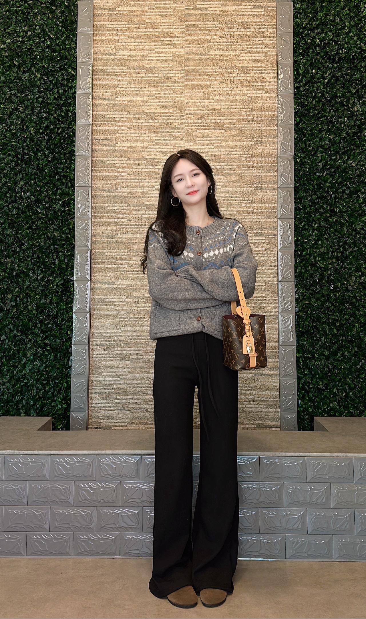 生活就是过了今天等明天而已
偶尔的摆烂 或许 会开心很多。过年穿搭 冬季穿搭