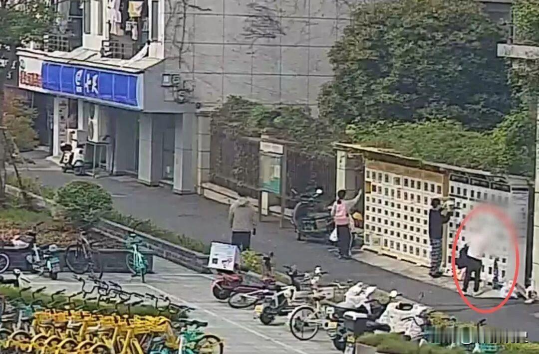 女子因嘴馋顺走刚送到2分钟的奶茶，被抓后坦言：以为偷杯奶茶没人计较，警察也不会管