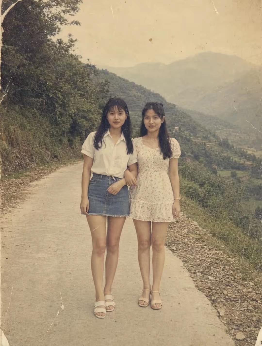 绕梁山路十八弯，
风景秀丽如画般。
行走如镜山路上，
欣见二位美婵娟。