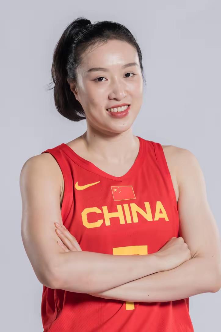 【柏林女篮世界杯中国女篮小组赛首战不敌卫冕冠军美国队，赛后前中国女篮名将邵婷对比